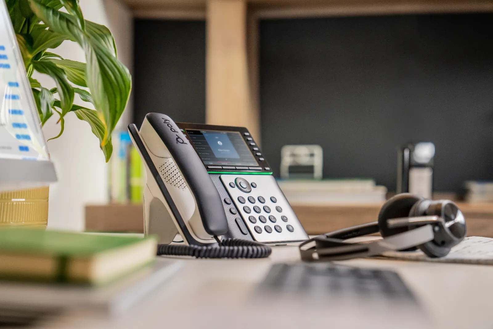 HP Poly Edge E550 and PoE-enabled IP phone